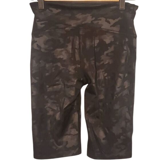 SPANX Faux Leather Bike Shorts Camo Size Medium - Picture 3 of 3
